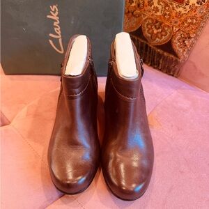 Clarks Women's Rich Brown Ankle Booties